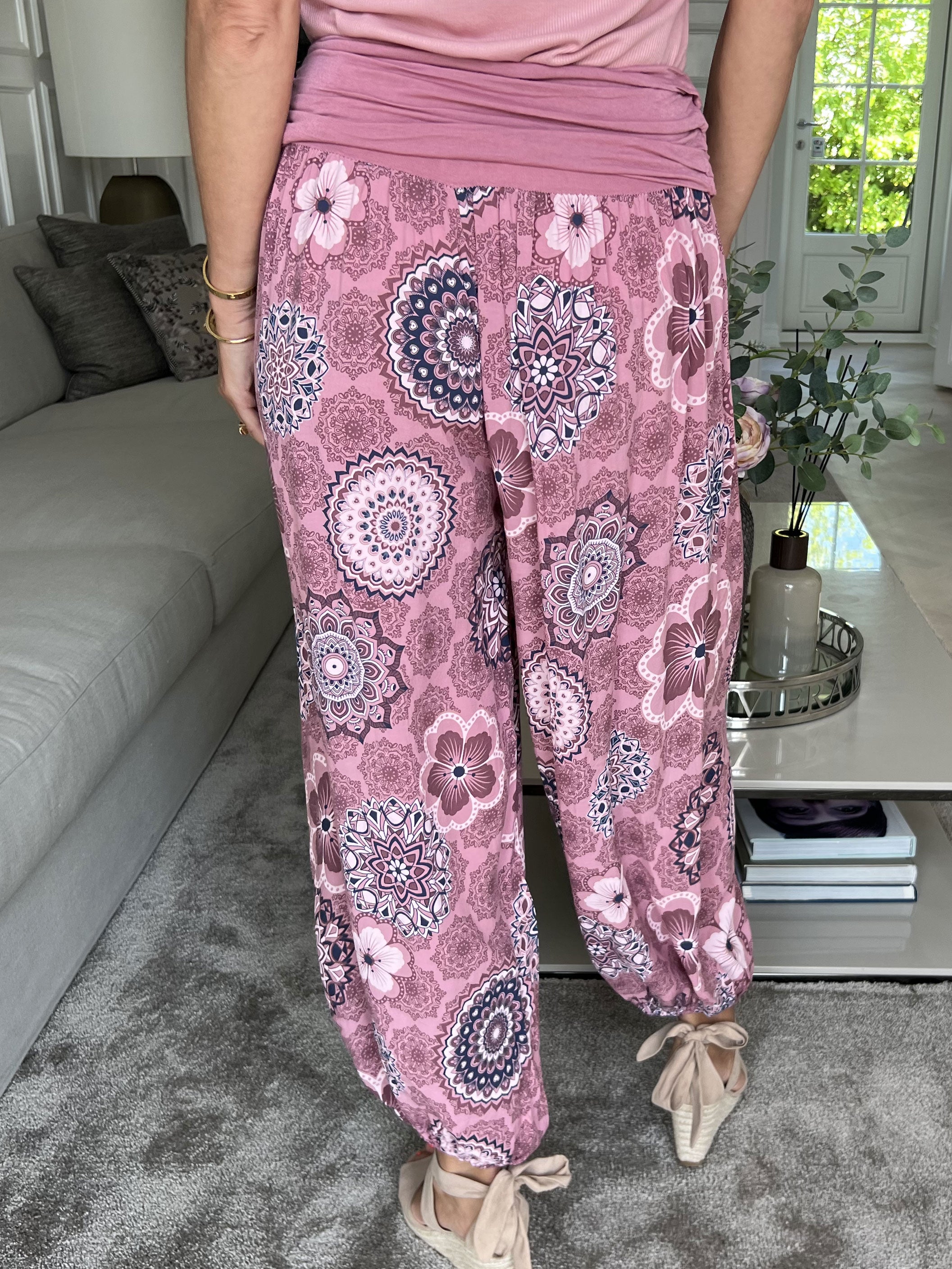 Vibe Pattern - Lette og løse bukser med elastikkant i livet